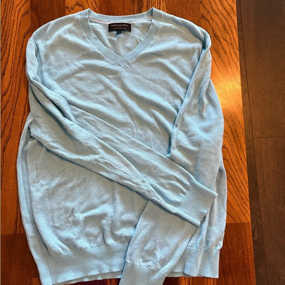 Banana Republic Men's Light Blue V-Neck Sweater - Picture 3 of 4